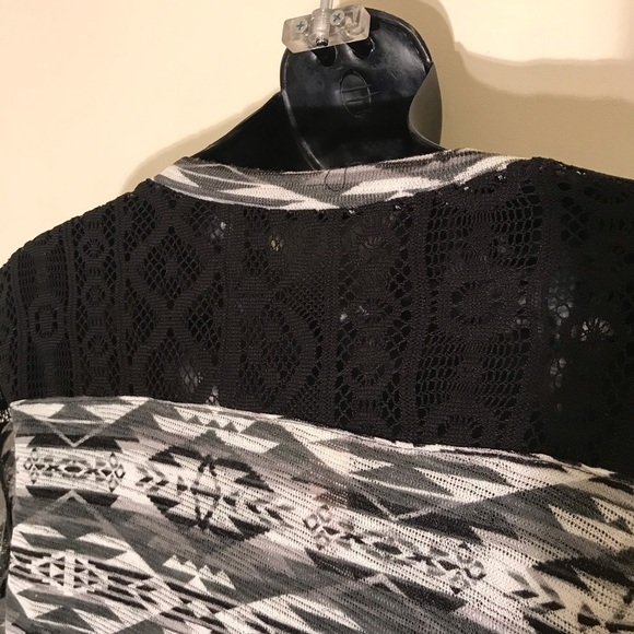 🌸3/$20 No Boundaries top - Picture 5 of 7